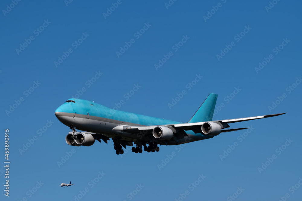 Fototapeta premium Transportflugzeug Düsenjet Cargo Fracht blauer Himmel von unten Sonne Tragflächen Start Landung Fliegen Flugplatz Airport Frankfurt Deutschland Jet Symmetrie Luftverkehr vierstrahlig Maschine cyan 