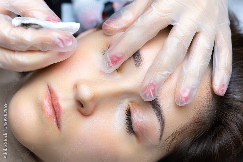 Naklejka premium removing excess pigment from the model's face with a reverse sponge