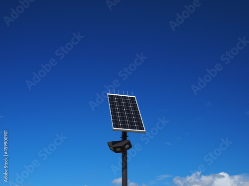 快晴の立つ太陽光発電ライト