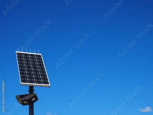 快晴の立つ太陽光発電ライト