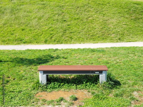 草原のベンチ