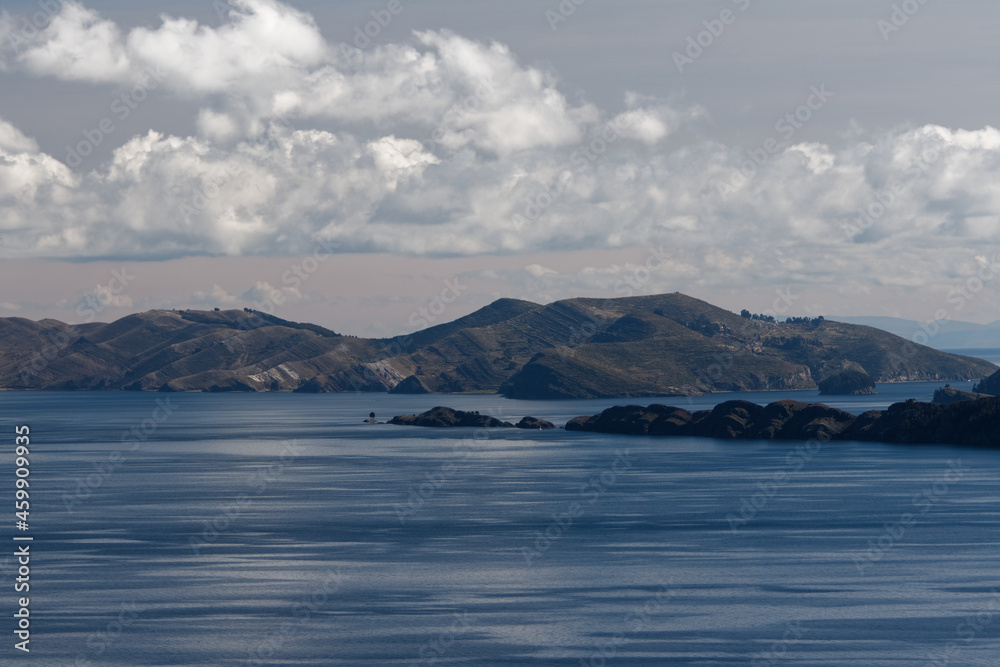 Widok na jezioro Titicaca z góry na brzegu - obrazy, fototapety, plakaty 