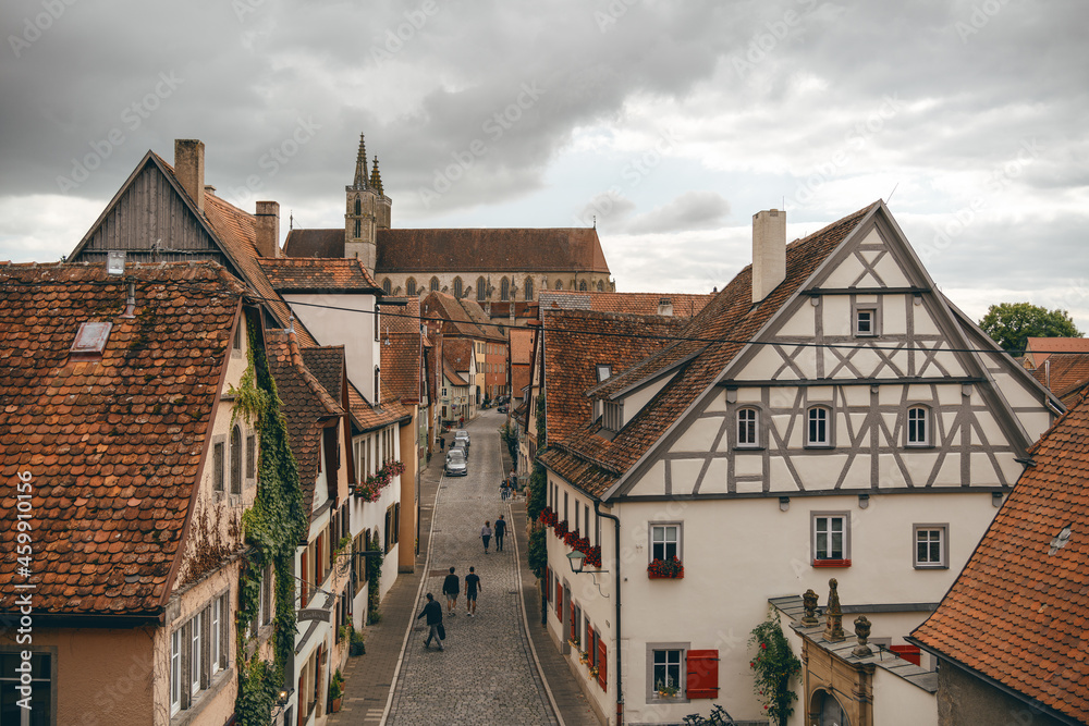 Gassen und Kirche in Rothenburg ob der Tauber Gassen und Kirche in Rothenburg ob der Tauber