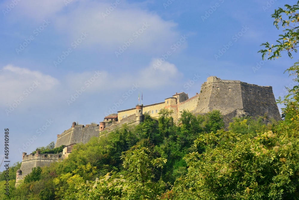 Gavi, Alessandria, Piemonte. Il forte di Gavi è una fortezza storica costruita dai genovesi e sorge su uno sperone roccioso che domina l'antico borgo di Gavi, da cui prende il nome.