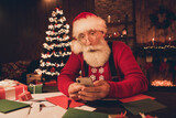 Photo portrait amazed santa wearing glasses using smartphone browsing internet