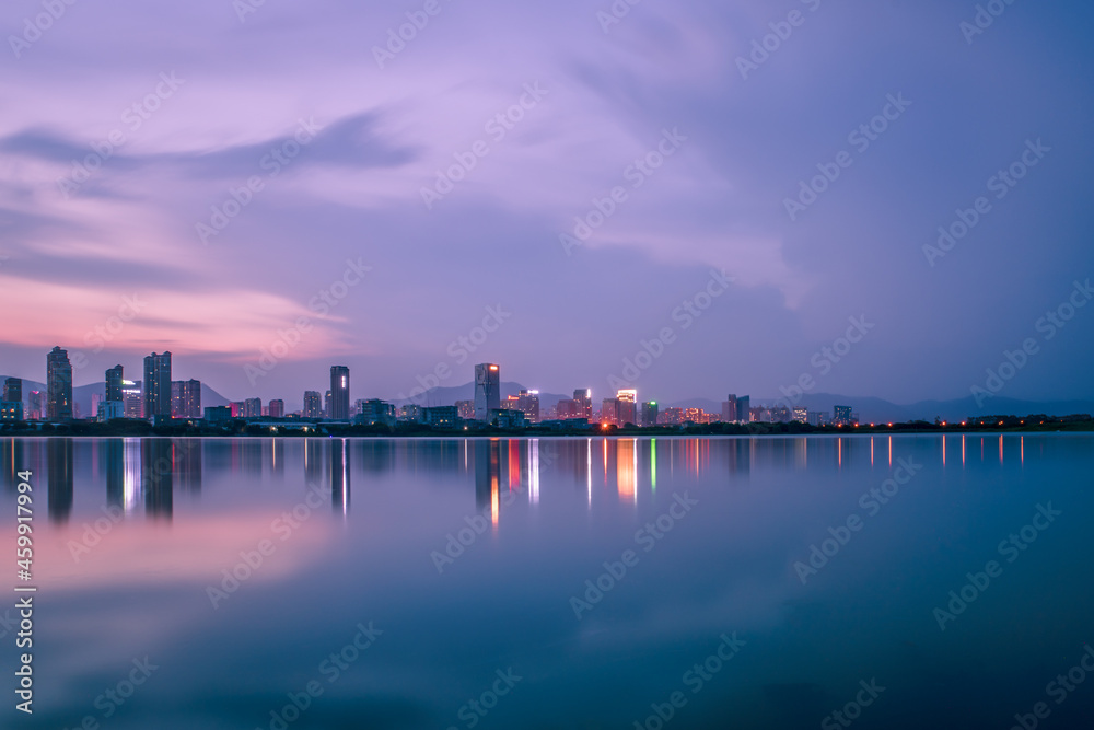 At dusk, the lake reflects the night view of the city