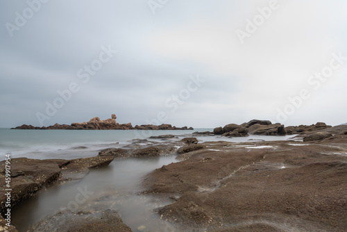 Fototapeta Naklejka Na Ścianę i Meble -  Cloudy morning, sea water, reefs and islands