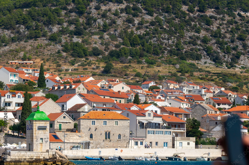 Blick vom Meer auf die Stadt Makarsk Kroatien