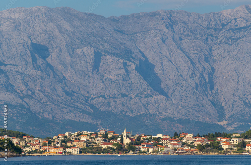 Blick vom Meer auf die Stadt Makarsk Kroatien