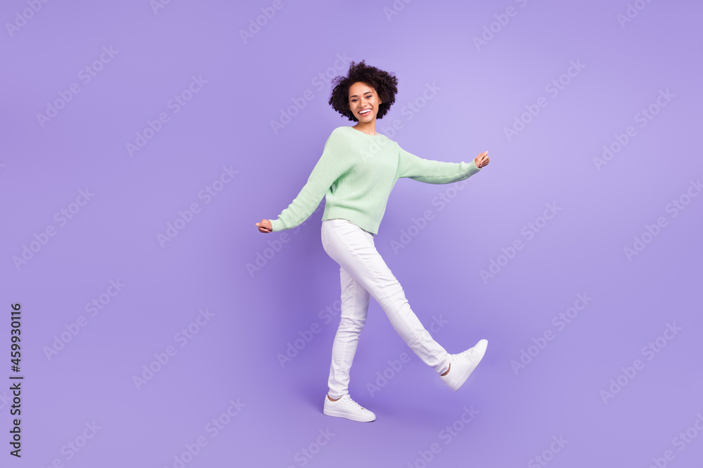 Obraz premium Full length photo of young dark skin woman walk good mood weekend isolated on violet color background