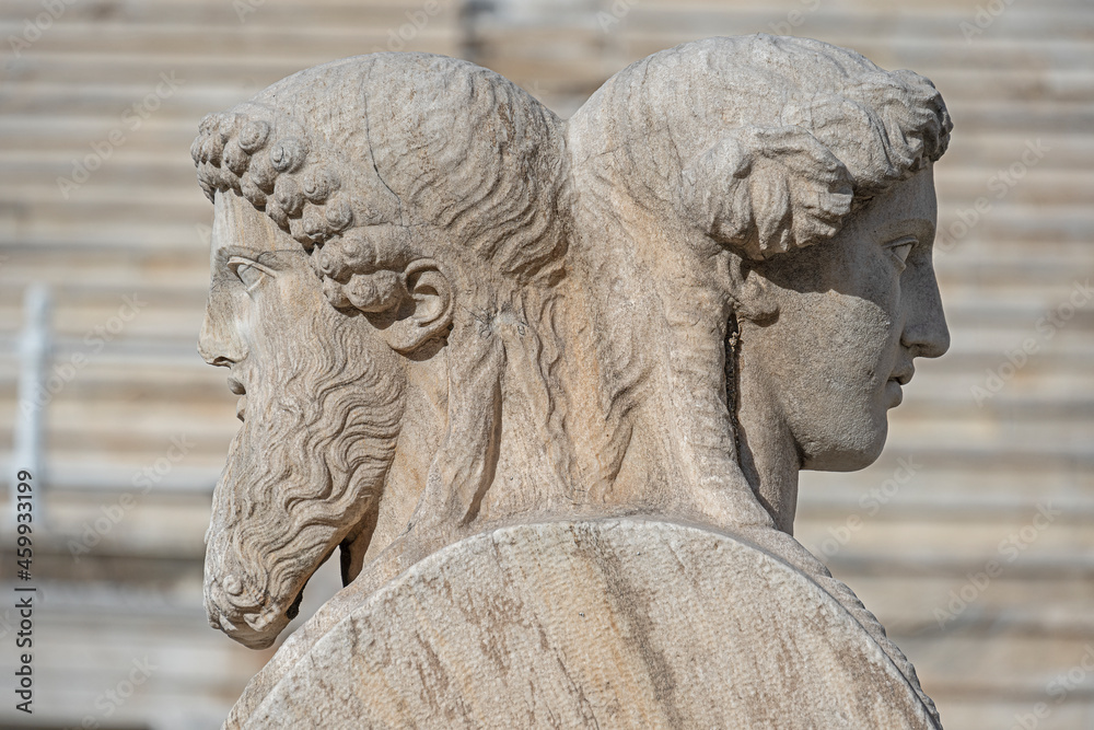 Doppelköpfige Figur im Olympiastadion in Athen, Griechenland