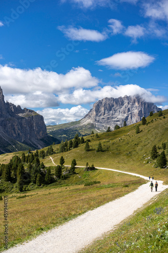 Dolomiti: vista verso passo Gardena e il gruppo del Sella, sullo sfondo il Sassolungo