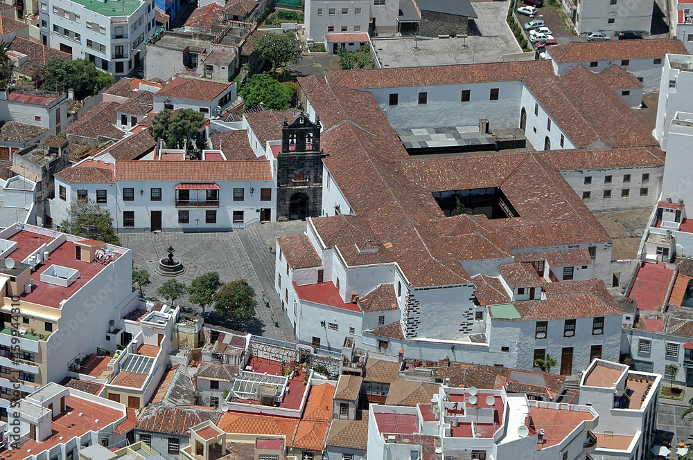 Fotografía aérea de la plaza y antiguo convento de San Francisco en el centro urbano de la ciudad de Santa Cruz de La Palma, islas Canarias