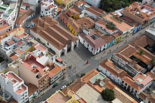 Fotografía aérea con la iglesia de la Asunción y casas residenciales en San Sebastián de La Gomera, Canarias