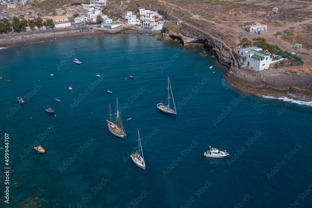 Fotografía aérea con vista del Puertito de Adeje en la costa sur de la isla de Tenerife en Canarias