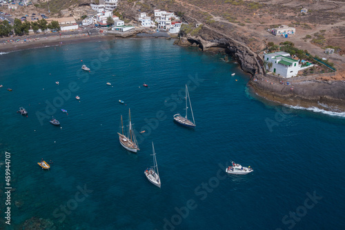 Fotografía aérea con vista del Puertito de Adeje en la costa sur de la isla de Tenerife en Canarias