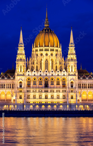Obraz na płótnie famous building of parliament at evening in Budapest in Hungary w salonie