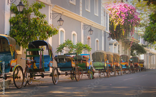 Foto Vintage tricycle carts on French style street at a union territory on south India