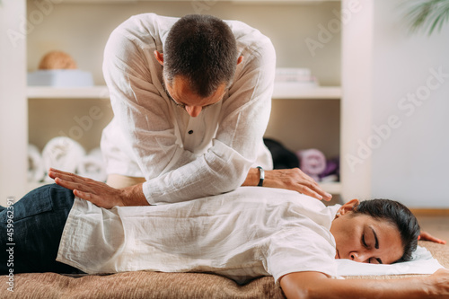 Fotografía Woman Getting Shiatsu Back Massage.
