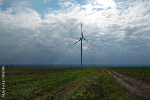 Turbina wiatrowa na polach w wschodniej europie.