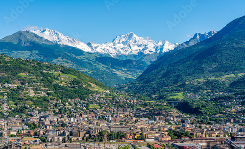 Foto Panoramic view of Aosta with the Grand Combin mountain in the backogrund