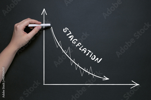 Foto chalk drawing of falling GDP, recession in economic growth with high inflation,