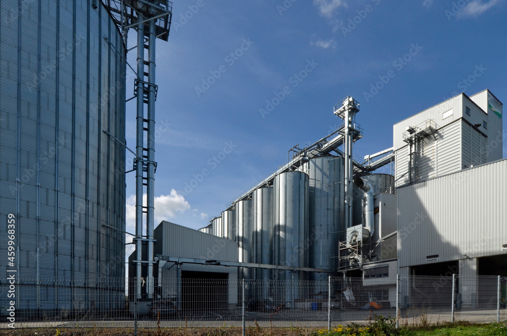 Obraz premium getreidesilos in worms-rheindürkheim