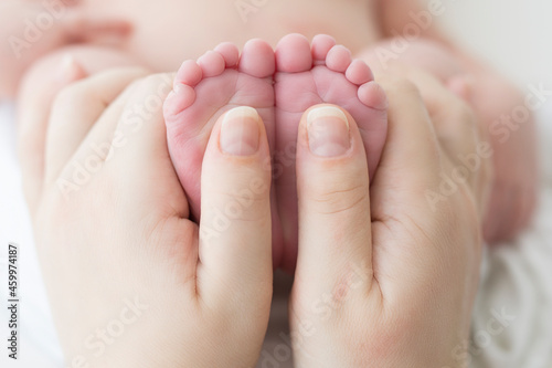 Newborn feet in mother's hands © Y.Skybyk