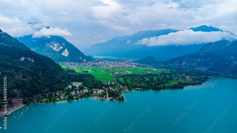 Pueblo suizo entre dos lagos