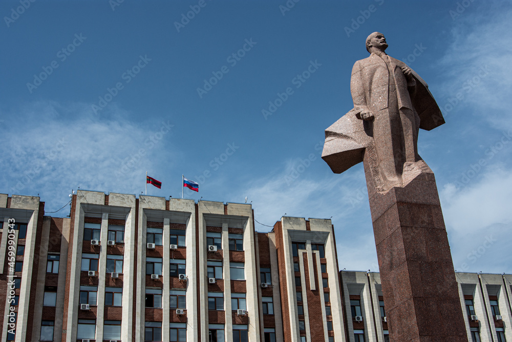 Obraz na płótnie Lenin statue in front of parliament of Transnistria, unrecognized communist country in Moldova w salonie