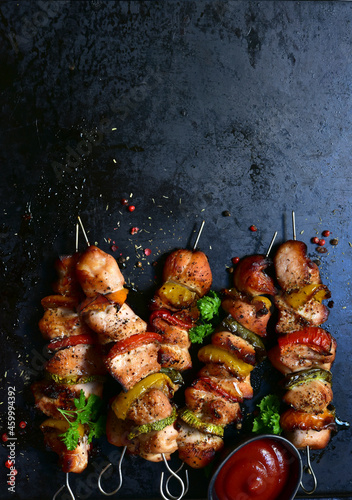 Foto Chicken kebab skewers with grilled vegetables