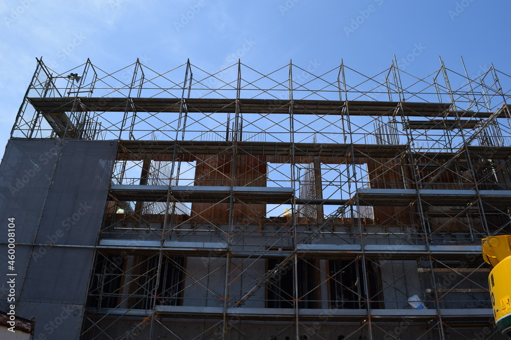 建設工事現場に設置された足場 建設工事現場に設置された足場