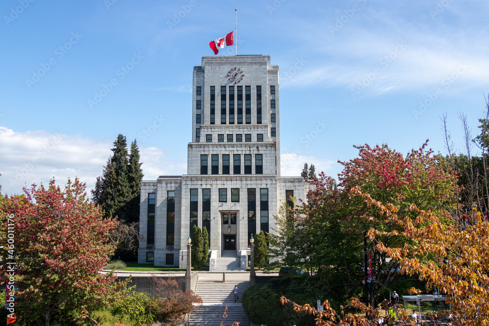 Fototapeta premium View of Vancouver City Hall Building in Downtown Vancouver at sunny day