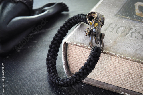 Unisex Paracord Bracelet with Bronze Raven Skull Clasp