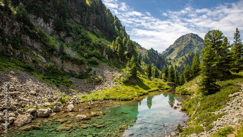 Fototapeta Naklejka Na Ścianę i Meble -  Paysage de randonnée au lac Léama (Chamrousse, alpes, France) sous un joli ciel bleu d'été