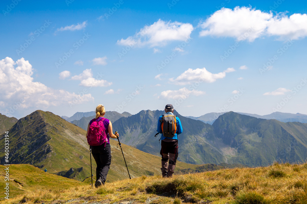 Obraz premium Wandern in den Karpaten: Wanderer im Fogarascher Gebirge, Rumänien. Das Gebirge wird von der Transfogarascher Hochstraße durchzogen
