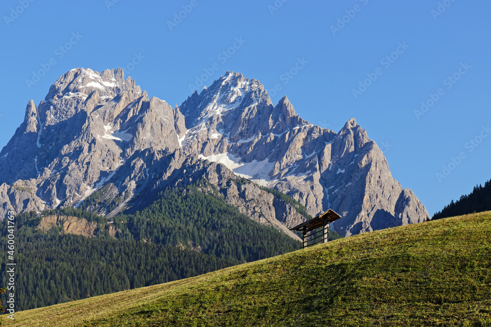 Bergwiesen mit alter hölzernen Harpfe vor den Gipfeln der Sextner Dolomiten, Pustertal, Alpen, Südtirol, Italien 