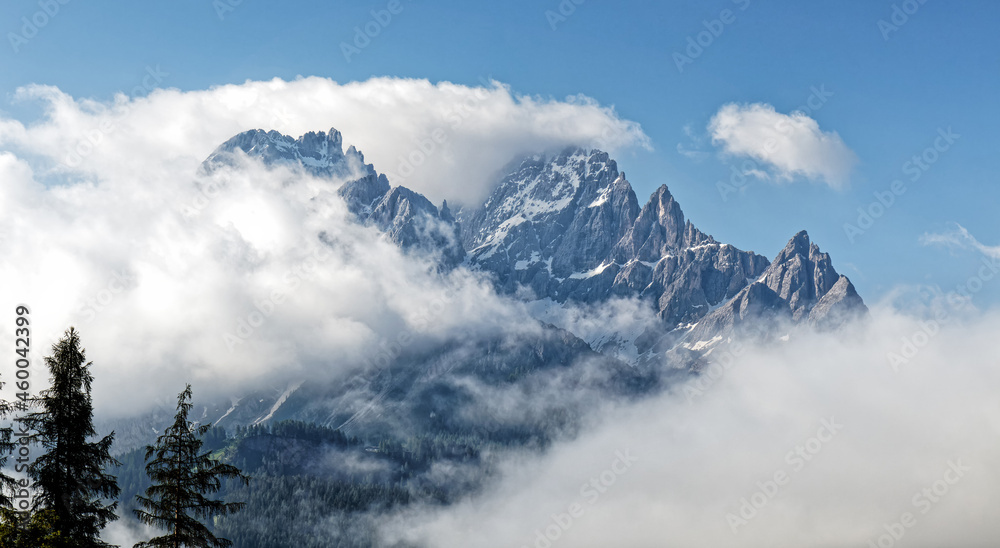 Wolken und Nebel ziehen um die Gipfel der Sextner Dolomiten, Pustertal, Alpen, Südtirol, Italien 