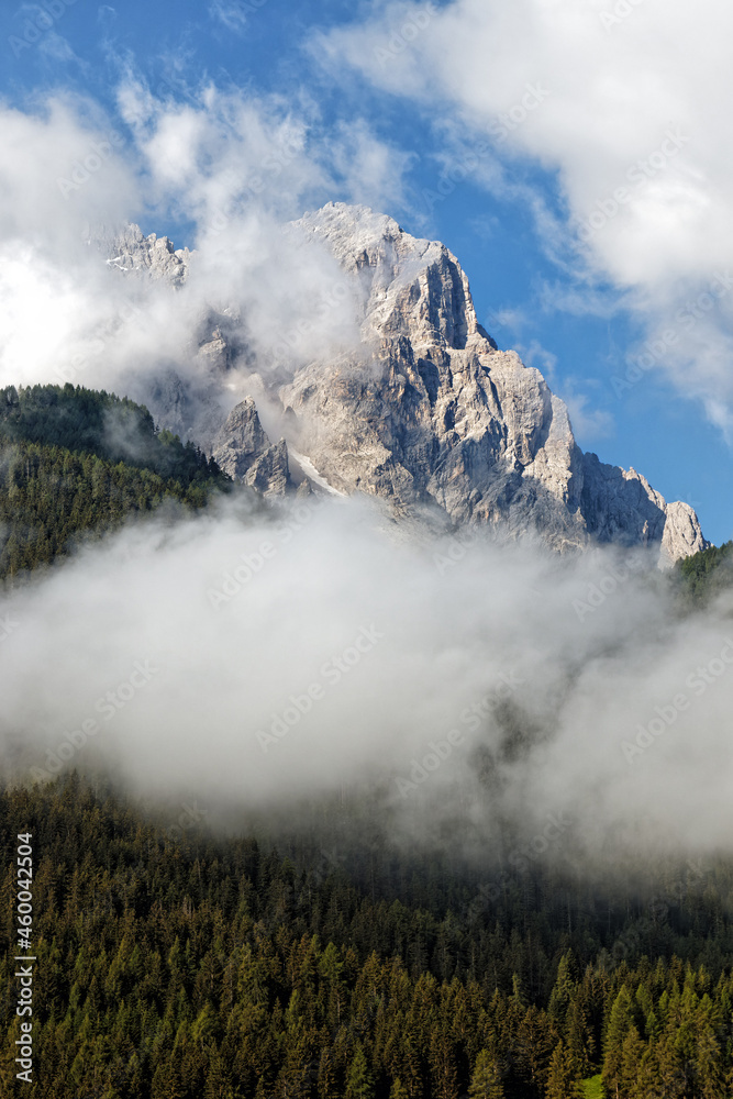 Wolken und Nebel ziehen um die Gipfel der Sextner Dolomiten, Pustertal, Alpen, Südtirol, Italien 