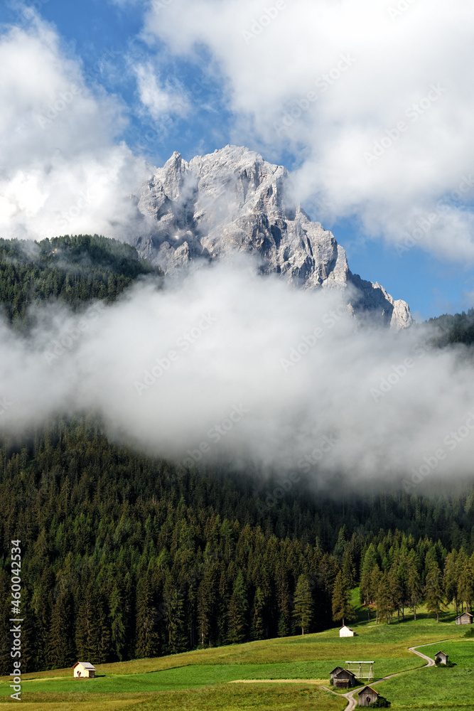 Wolken und Nebel ziehen um die Gipfel der Sextner Dolomiten, Pustertal, Alpen, Südtirol, Italien Wolken und Nebel ziehen um die Gipfel der Sextner Dolomiten, Pustertal, Alpen, Südtirol, Italien