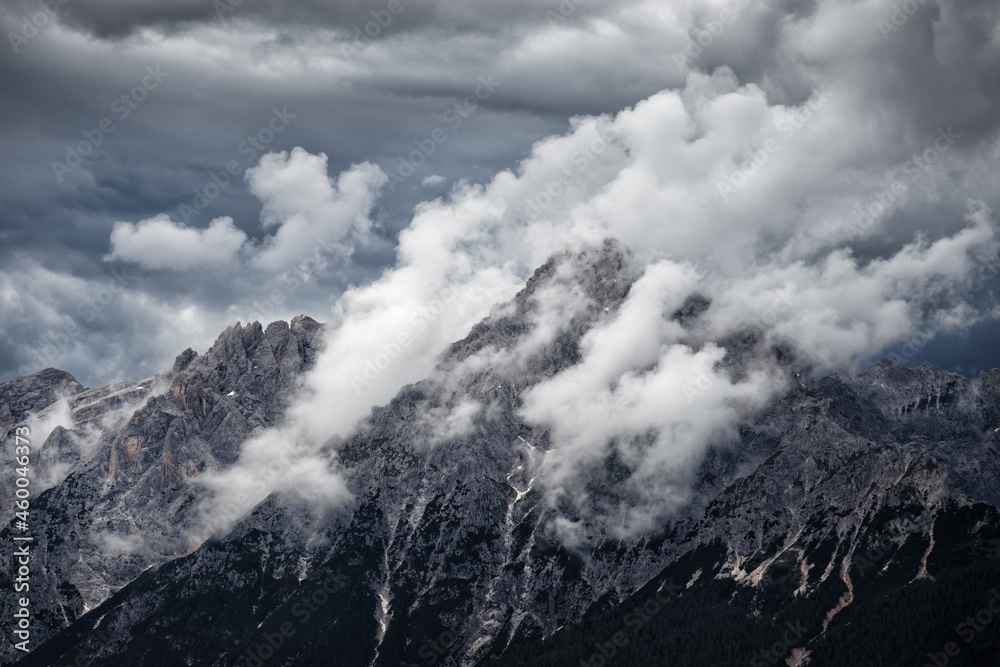 Gipfel der Sextner Dolomiten mit dramatischen Nebeln und Wolken, Pustertal, Alpen, Südtirol, Italien Gipfel der Sextner Dolomiten mit dramatischen Nebeln und Wolken, Pustertal, Alpen, Südtirol, Italien
