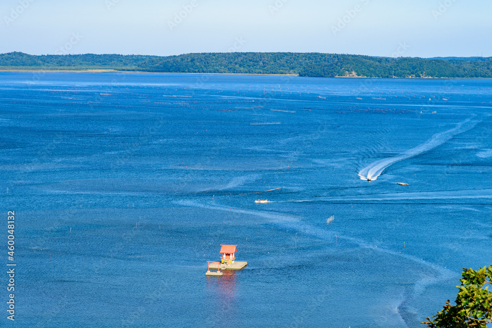 Obraz premium 北海道 東部 厚岸の海と橋と町