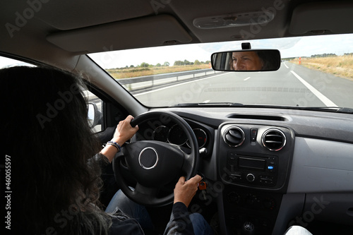 Femme conduisant une voiture sur une autoroute photo