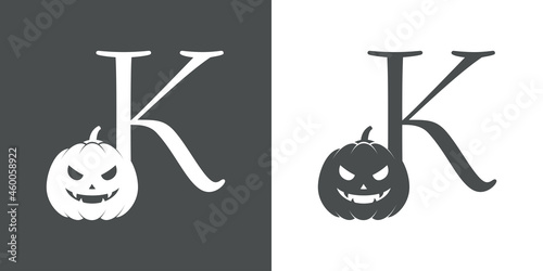 Logotipo letra inicial K con calabaza de Halloween en fondo gris y fondo blanco