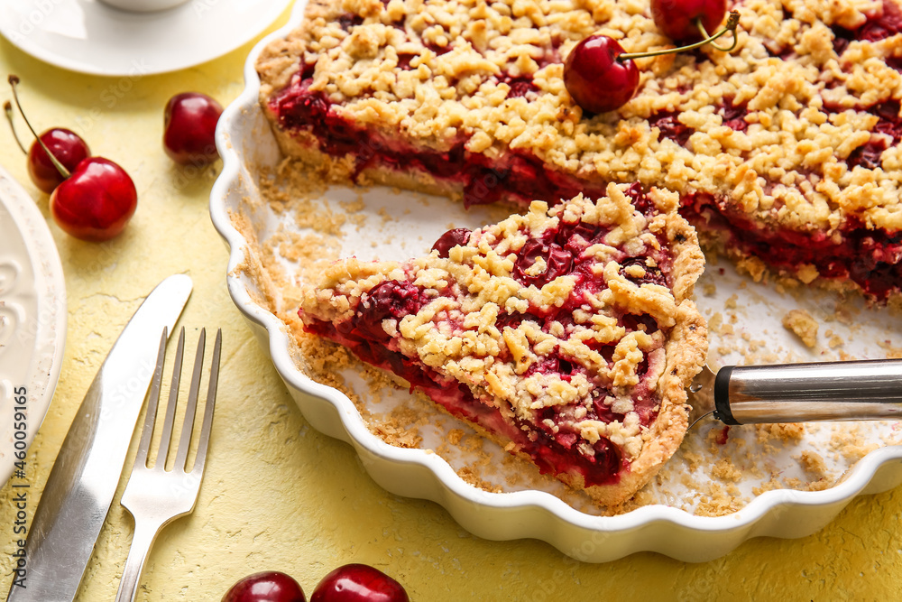 Baking dish with piece of tasty cherry pie on color background, closeup