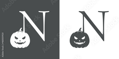 Logotipo letra inicial N con calabaza de Halloween en fondo gris y fondo blanco