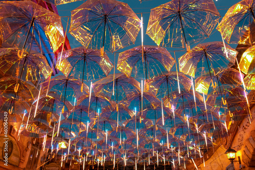 Fényképezés umbrellas hanging among the houses in the amusement park