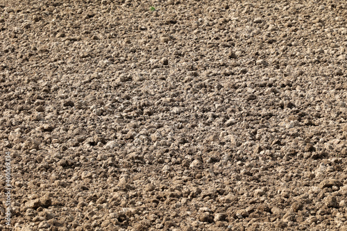 Widok na zbryloną glebę na wsi.  photo