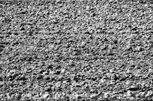 Widok na zbryloną glebę na wsi czarno biały.  photo