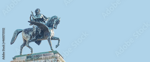 Foto Banner with statue of Greek goddess Muse riding winged horse Pegasus in historical, touristic downtown in Vienna Austria at blue sky background and copy space
